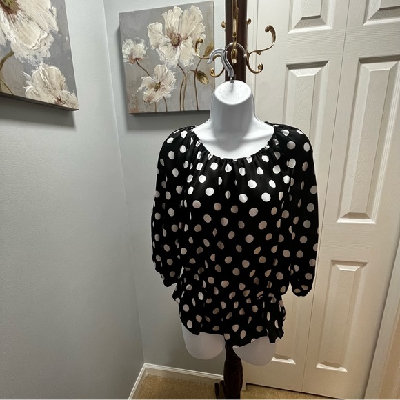 SOLD!🔥Vince Camuto Blouse; Size:XS; Color: Black and White Polka Dot. - Picture 2 of 7